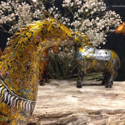 Alternative view of Tượng sơn mài Mã Vũ Giữa Rừng Trắng